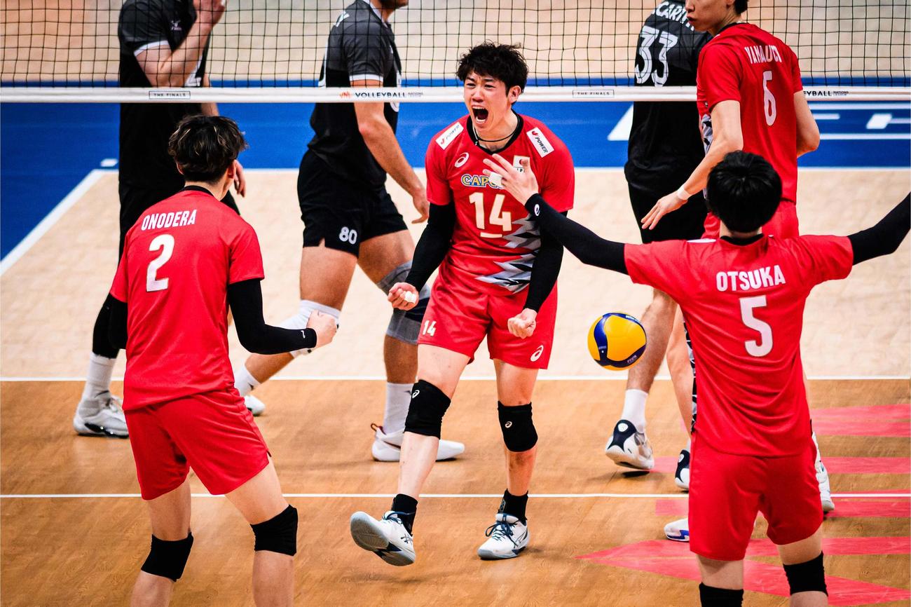 ガッツポーズをする男子日本代表。左から小野寺太志、石川祐希、大塚達宣（C）FIVB