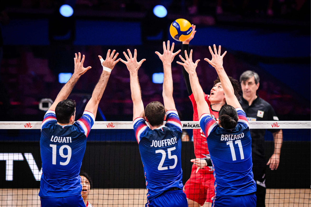スパイクを打つ石川祐希（C）FIVB