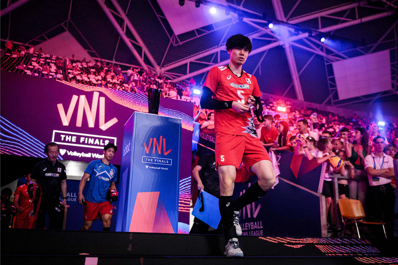 入場する大塚達宣（C）FIVB