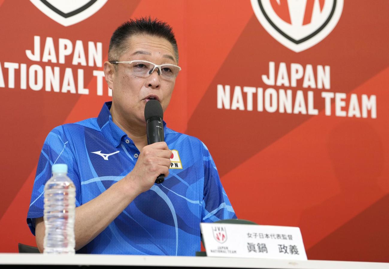 記者会見でパリ五輪代表選手を発表するバレーボール女子日本代表の真鍋政義監督（共同）