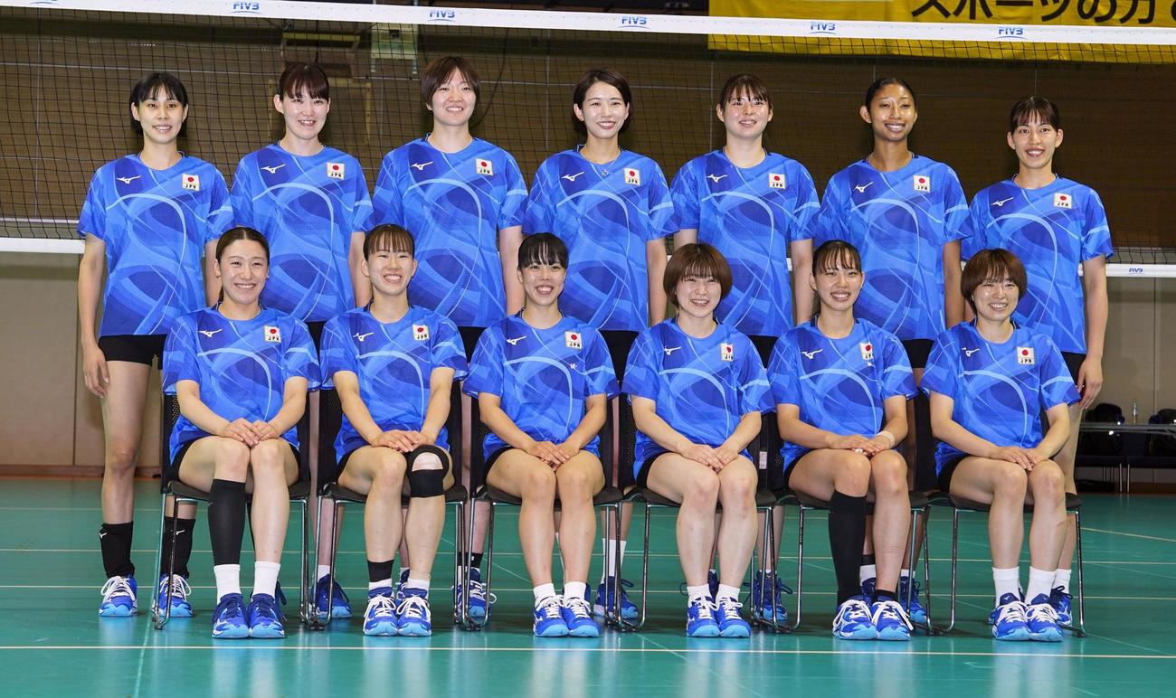 記念写真に納まる古賀紗理那（後列中央）らパリ五輪のバレーボール女子日本代表（共同）