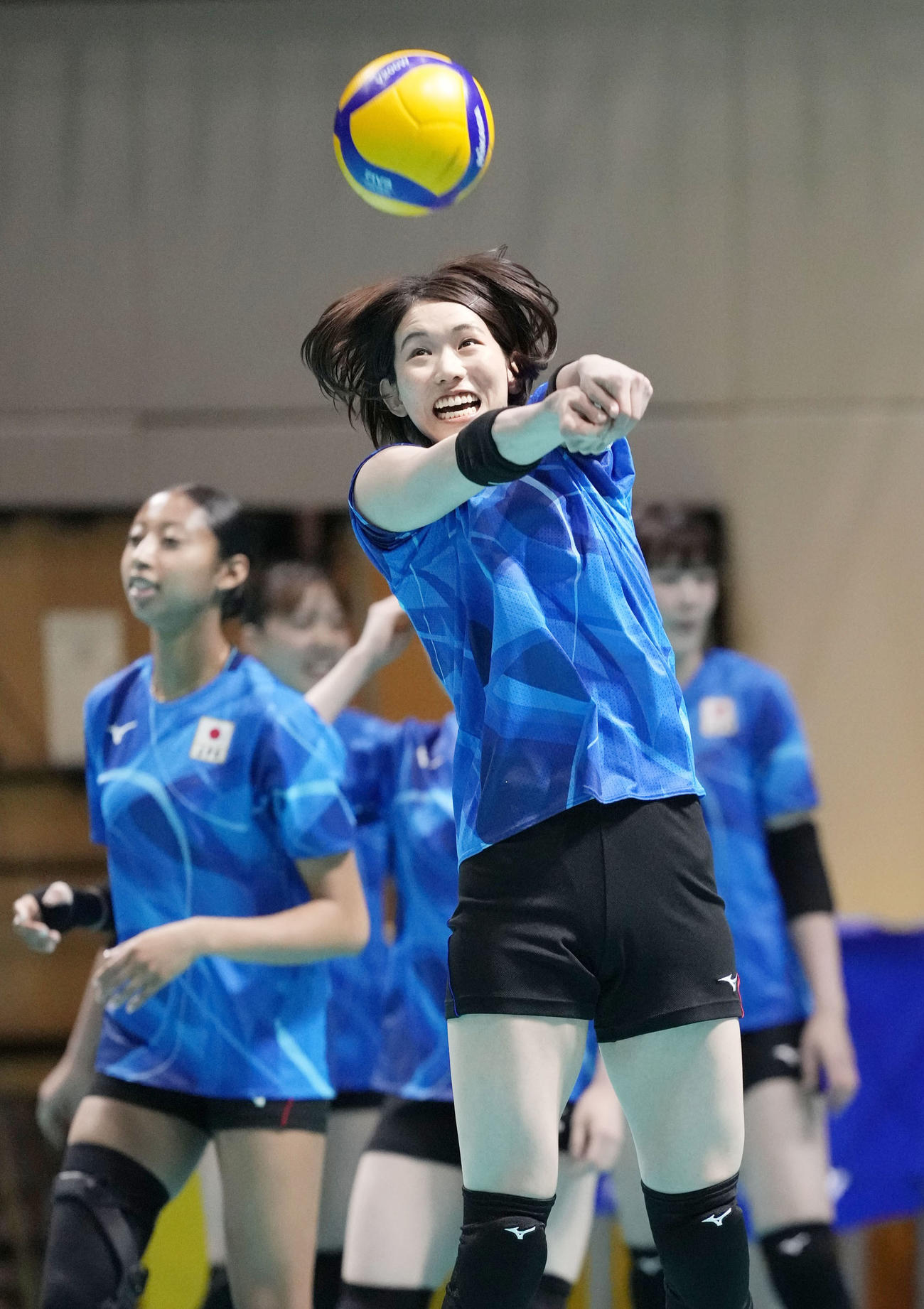 パリ五輪のバレーボール女子日本代表に選出され、練習する古賀（共同）