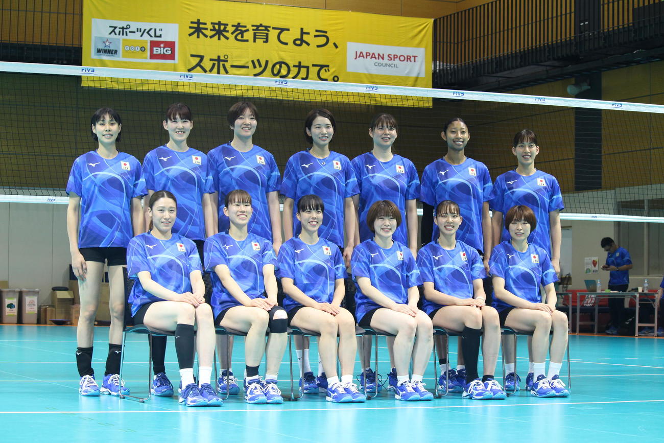 写真に納まるバレーボール女子日本代表。前列左から石川、林、小島、福留、関、山岸、後列左から和田、井上、荒木、古賀、山田、宮部、岩崎（撮影・勝部晃多）