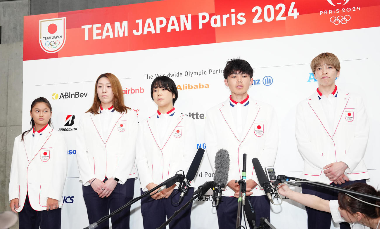 パリ五輪日本選手団「TEAM JAPAN」の壮行会後、取材に応じる、左からスケートボードの小野寺、バレーボールの石川真、レスリングの藤波、スポーツクライミングの安楽、バスケットボールの林（撮影・江口和貴）