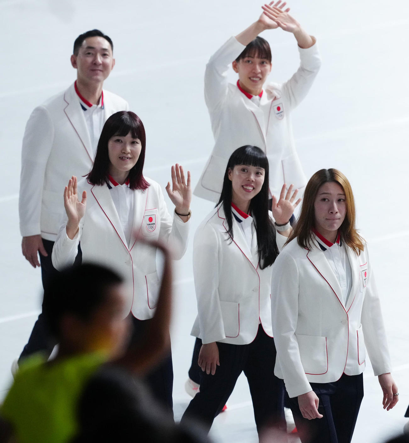 パリ五輪日本選手団「TEAM JAPAN」の壮行会後、場内1周する石川（右端）ら（撮影・江口和貴）