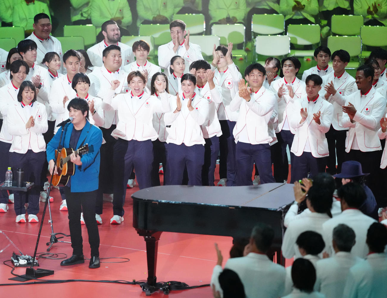 パリ五輪日本選手団「TEAM JAPAN」の壮行会で行われたスキマスイッチの応援ライブで盛り上がる選手たち（撮影・江口和貴）