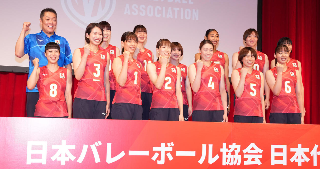 日本バレーボール協会のパリ五輪壮行会で記念撮影に納まるバレーボール女子日本代表（撮影・鈴木みどり）