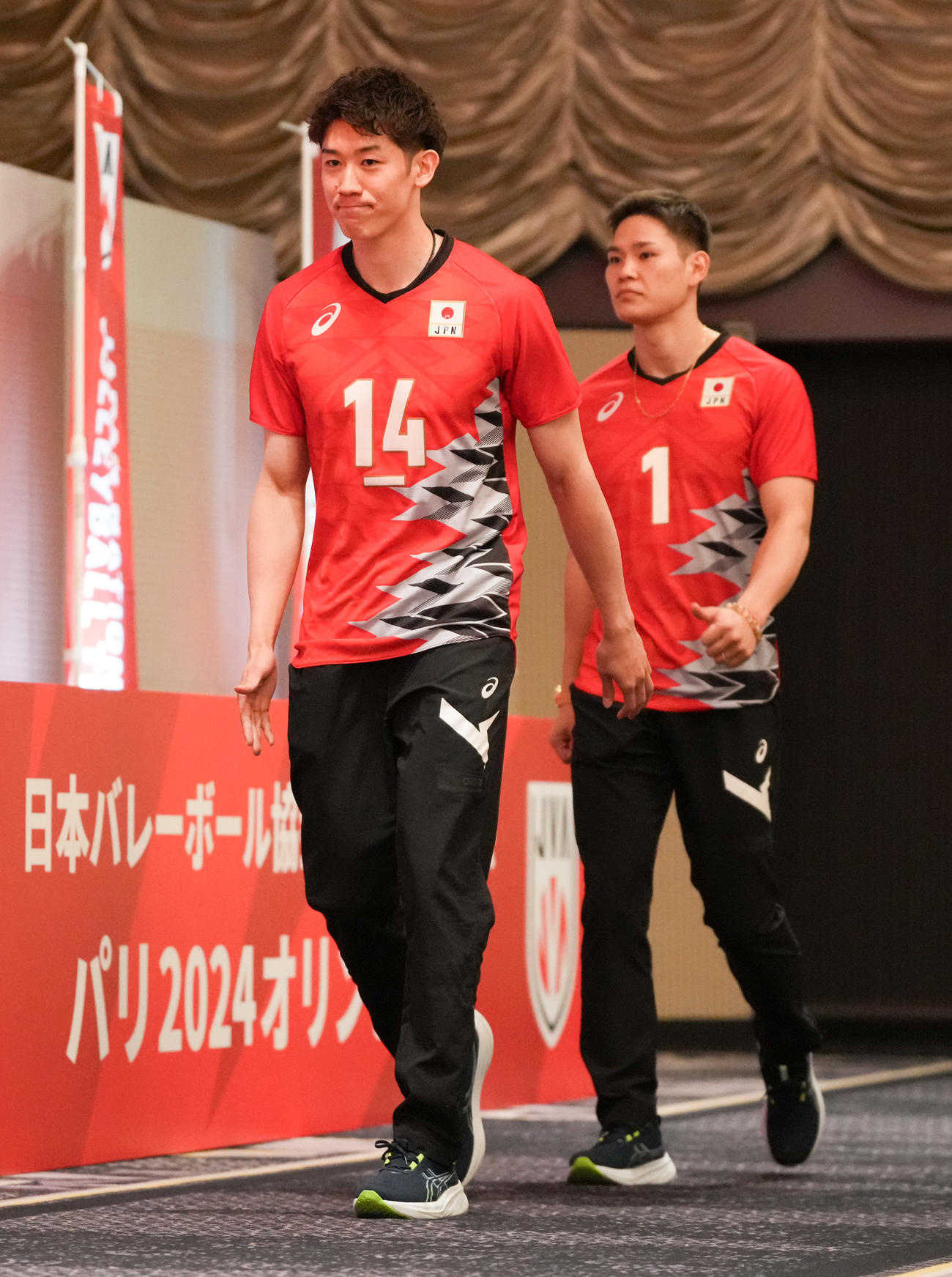 日本バレーボール協会のパリ五輪壮行会に登壇するバレーボール男子日本代表の石川祐（左）と西田（撮影・鈴木みどり）