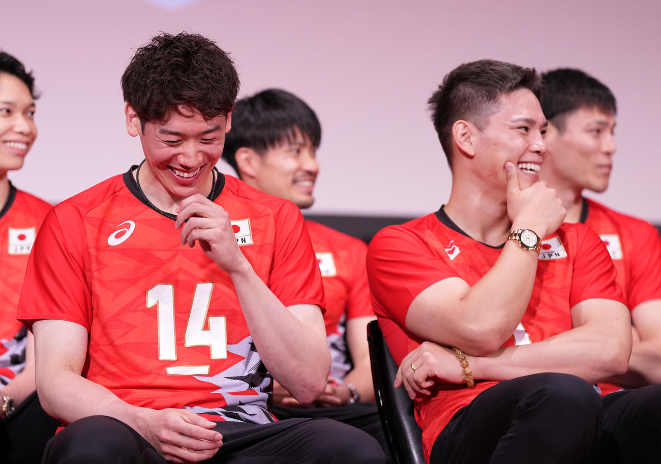 日本バレーボール協会のパリ五輪壮行会で笑顔のバレーボール男子日本代表の石川祐（前列左）と西田（同右）（撮影・鈴木みどり）