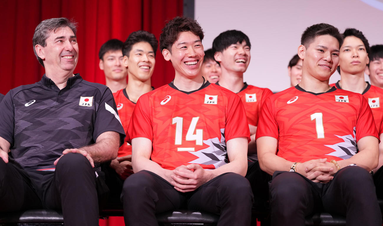 日本バレーボール協会のパリ五輪壮行会で笑顔を見せるバレーボール男子日本代表の、前列左からブラン監督、石川祐、西田（撮影・鈴木みどり）