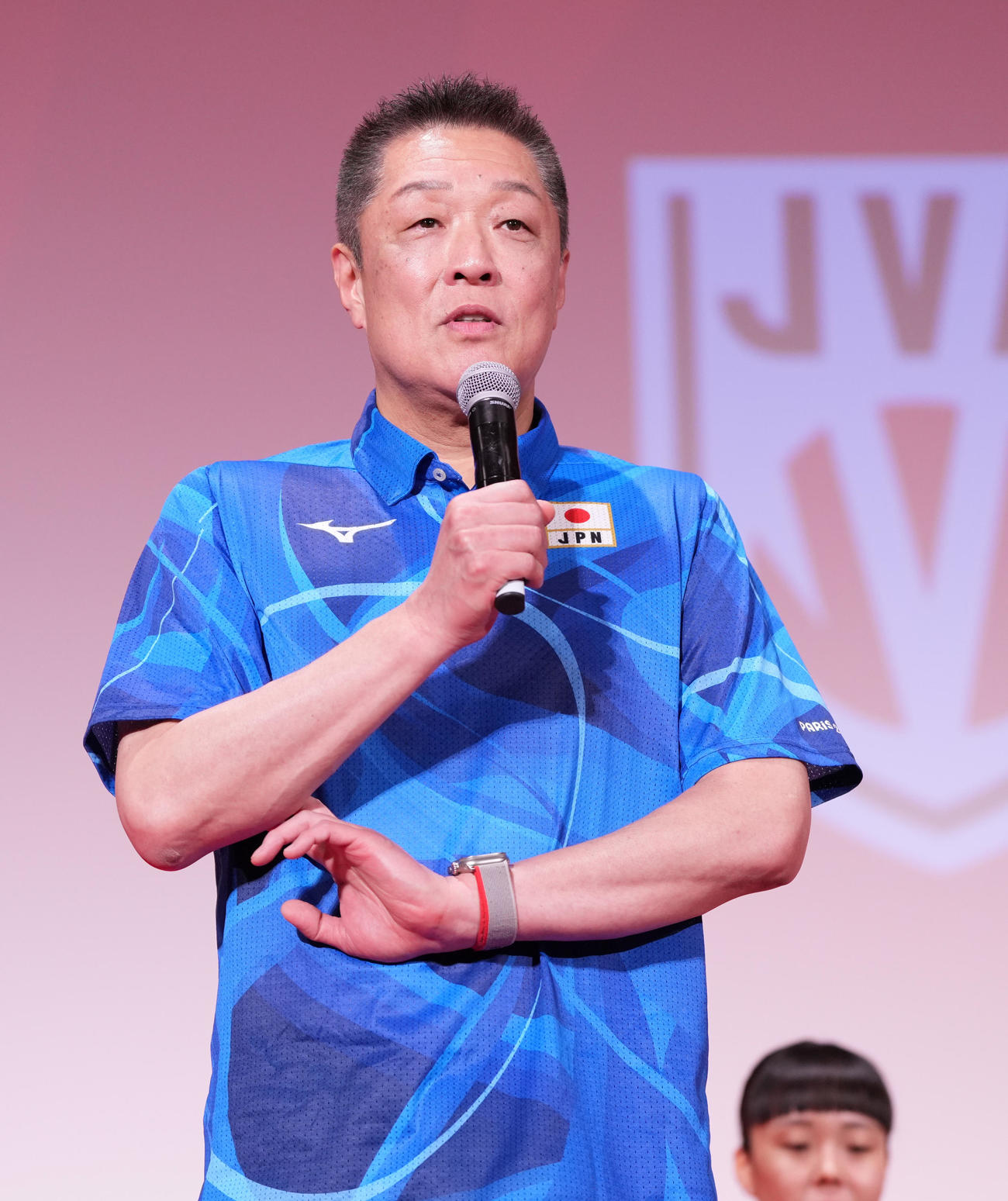 日本バレーボール協会のパリ五輪壮行会であいさつするバレーボール女子日本代表の真鍋監督（撮影・鈴木みどり）