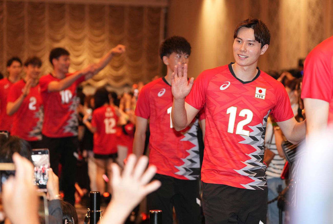 日本バレーボール協会のパリ五輪壮行会を終え、ファンに手を振りながら引き揚げる男子日本代表の高橋藍（右）（撮影・鈴木みどり）