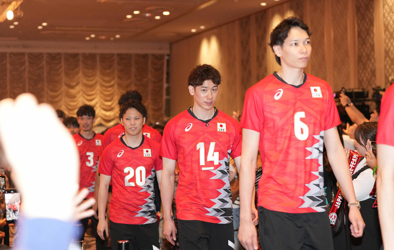 日本バレーボール協会のパリ五輪壮行会を終え、引き揚げる男子日本代表の石川祐（右から2人目）（撮影・鈴木みどり）