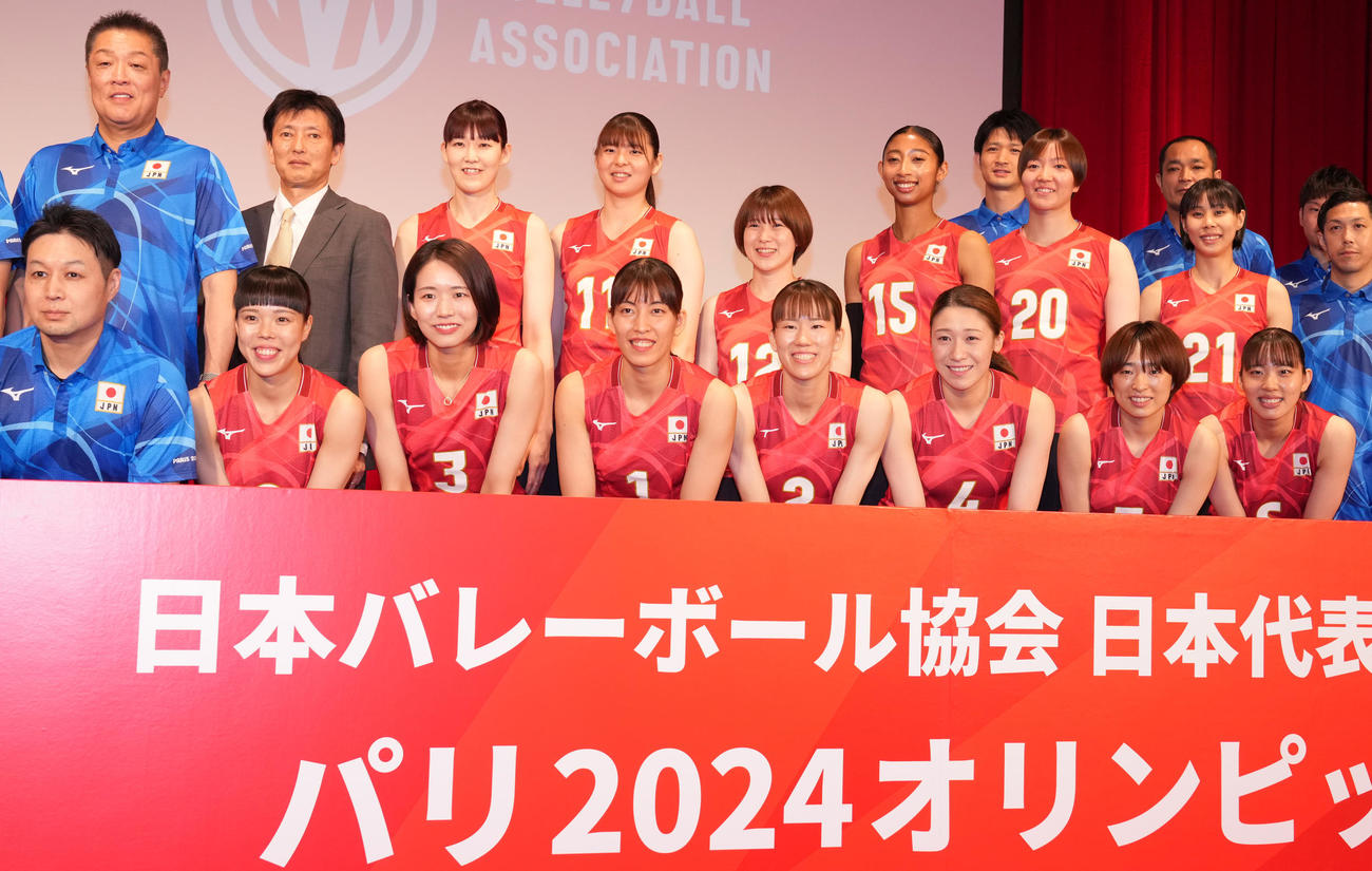 日本バレーボール協会のパリ五輪壮行会で記念撮影に納まるバレーボール女子日本代表（撮影・鈴木みどり）