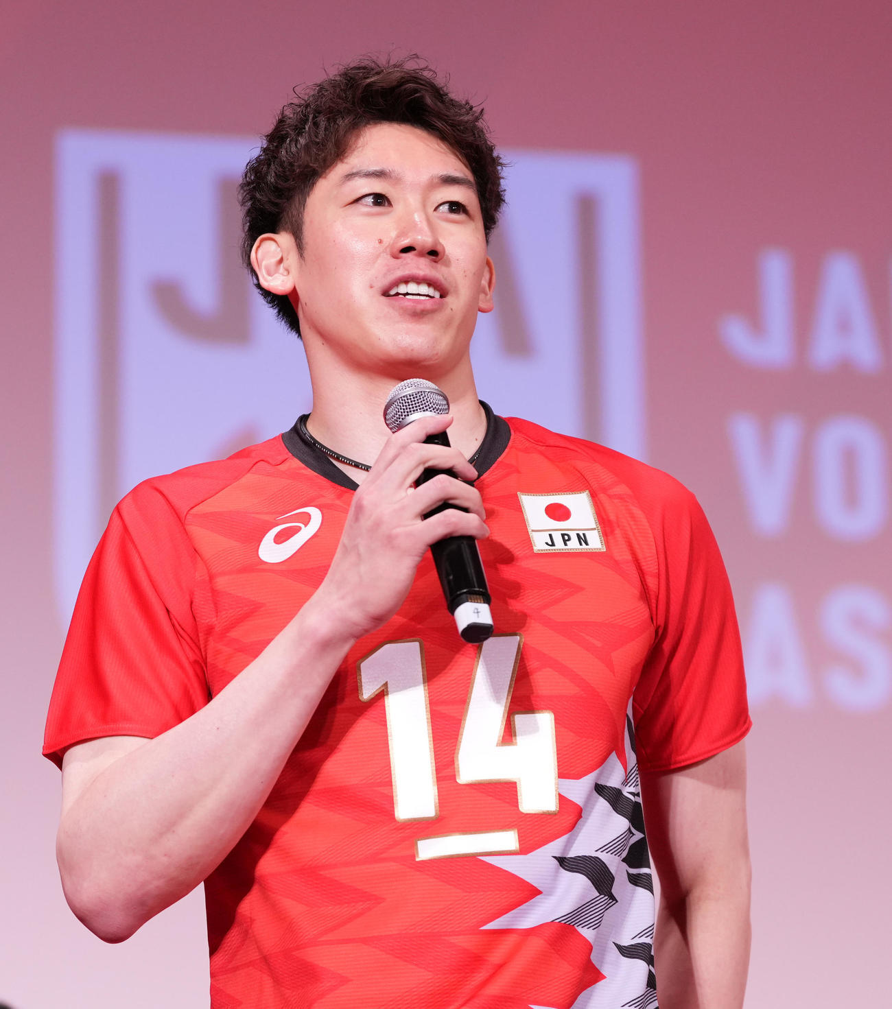 日本バレーボール協会のパリ五輪壮行会であいさつするバレーボール男子日本代表の石川祐（撮影・鈴木みどり）
