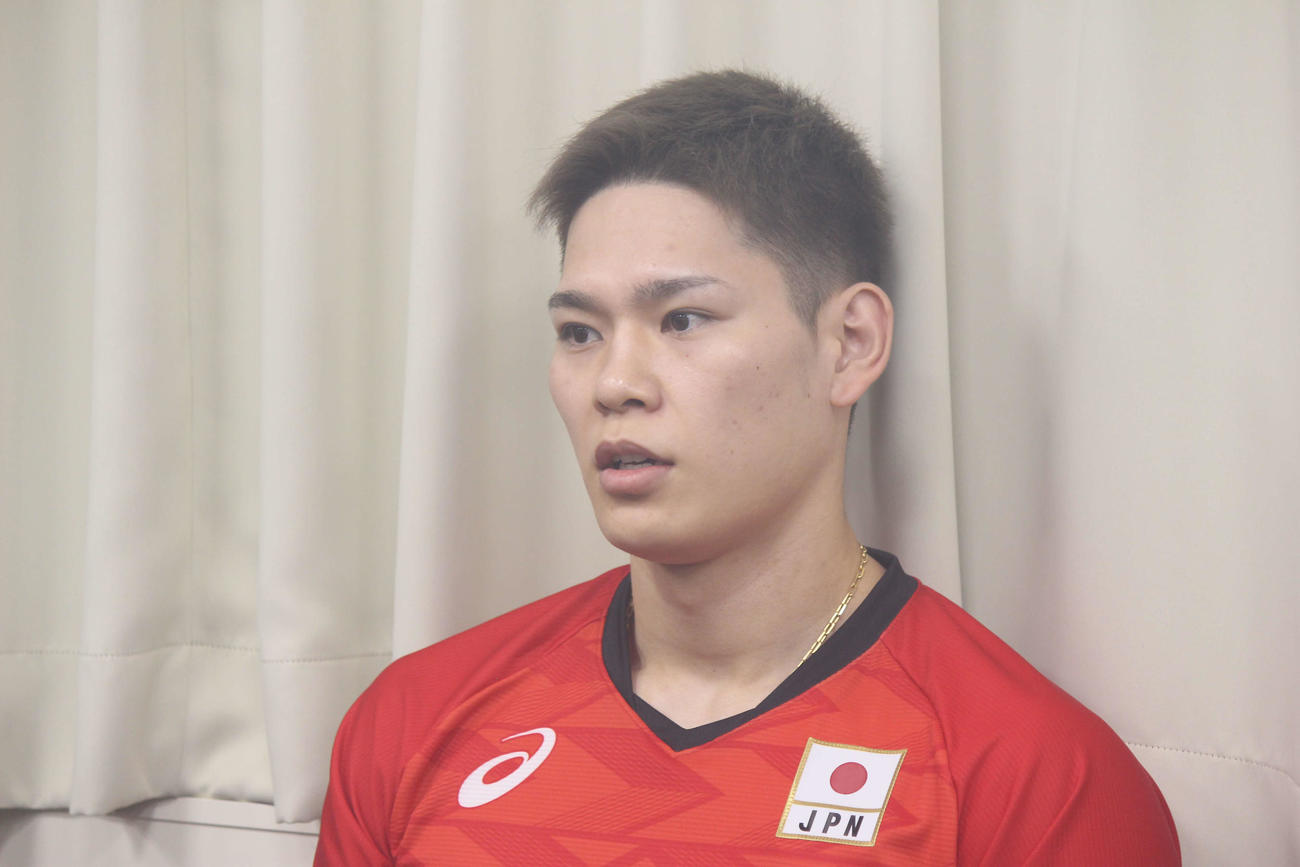 取材に応じるバレーボール男子日本代表の西田（撮影・勝部晃多）