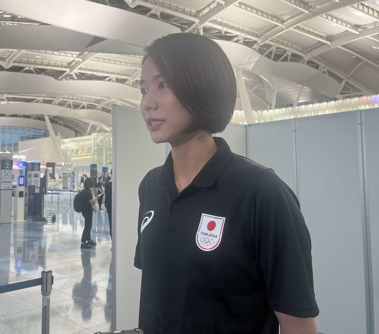 取材に応じるバレーボール女子日本代表の古賀（撮影・勝部晃多）