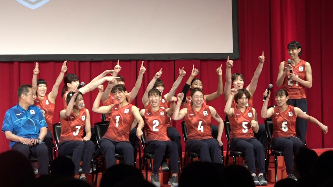 ポーズを取る女子日本代表（C）JVA