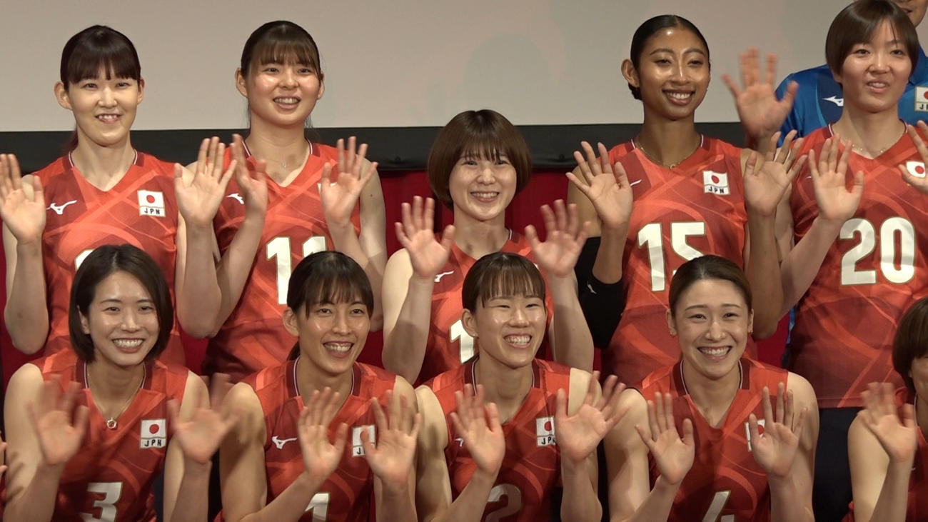 手を振る女子日本代表。下段左から、古賀紗理那、岩崎こよみ、林琴奈、石川真佑、上段左から井上愛里沙、山田二千華、福留慧美、宮部藍梨、荒木彩花（C）JVA