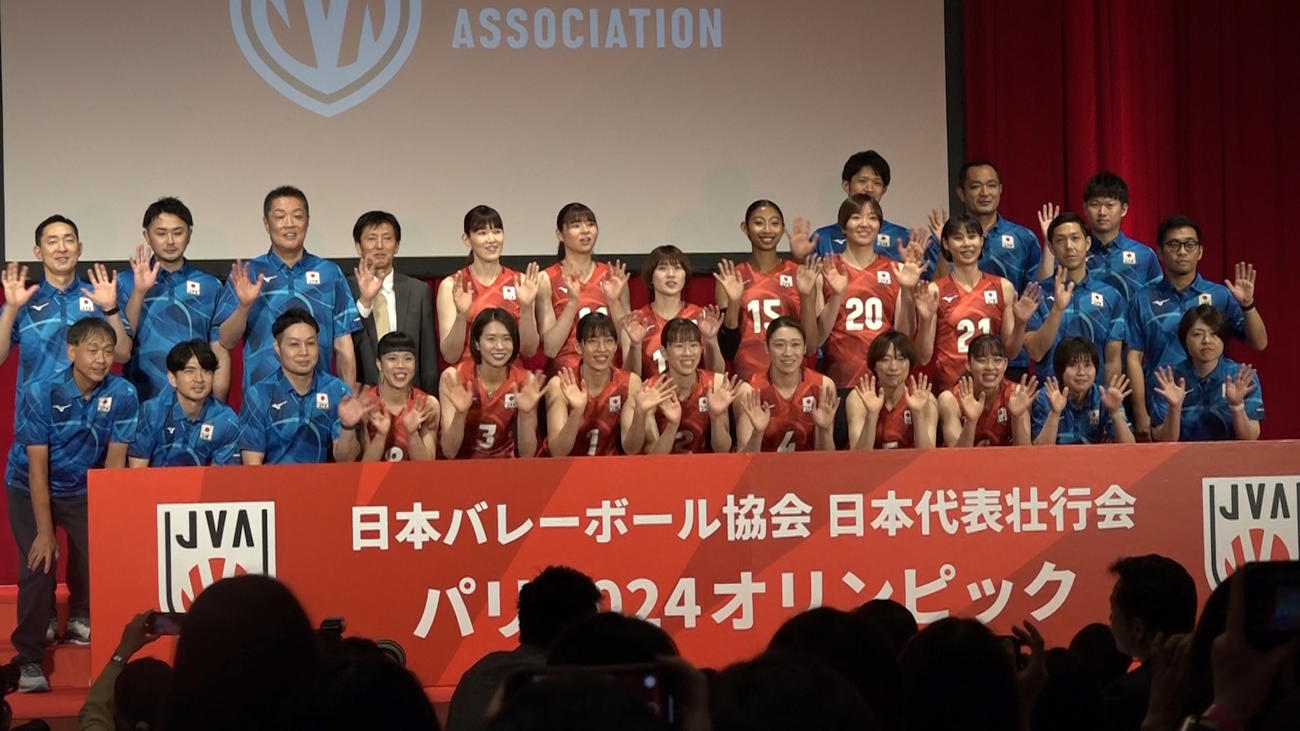手を振る女子日本代表とスタッフ（C）JVA