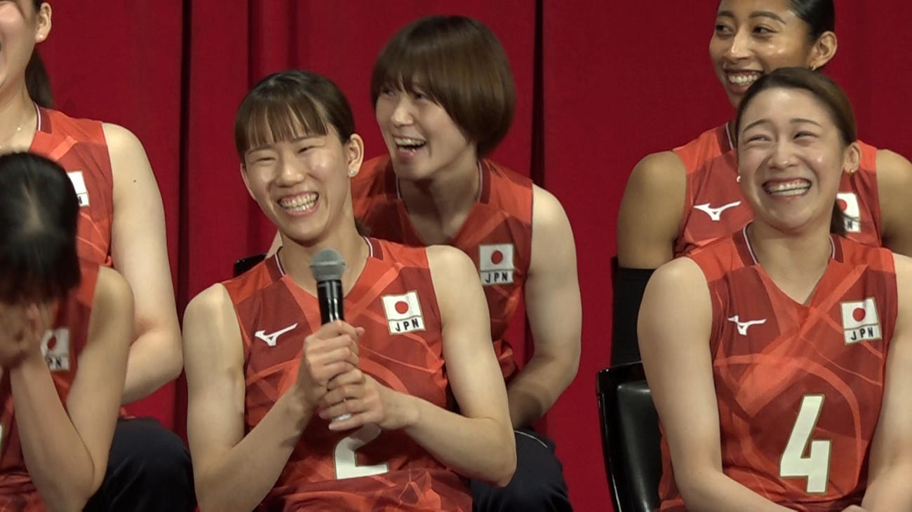 笑顔を見せる（左から）林琴奈、福留慧美、宮部藍梨、石川真佑（C）JVA