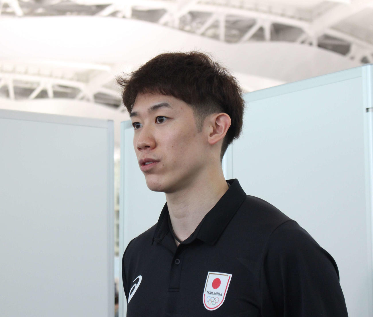 取材に応じるバレーボール男子日本代表の石川（撮影・勝部晃多）