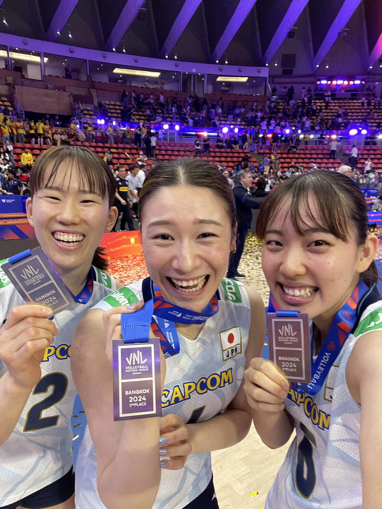 VNLで銀メダルを獲得し、笑顔の3人。左から林琴奈、石川真佑、関菜々巳（C）JVA