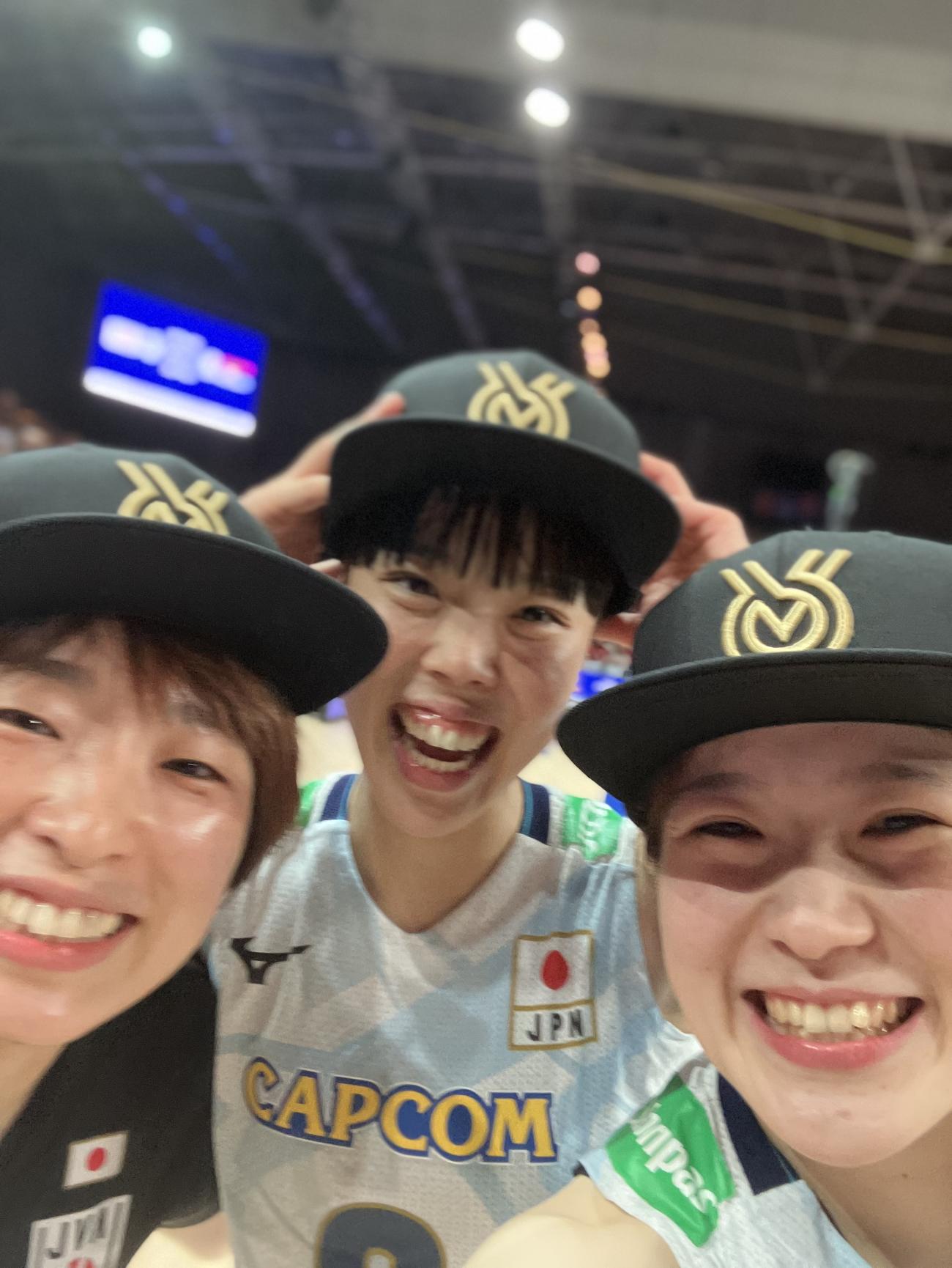 VNLでパリ切符を獲得し、笑顔の3人。左から山岸あかね、小島満菜美、福留慧美（C）JVA