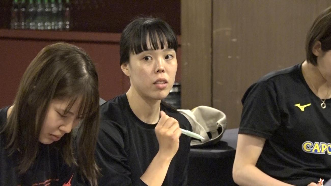 ミーティングで発言する小島満菜美（C）JVA