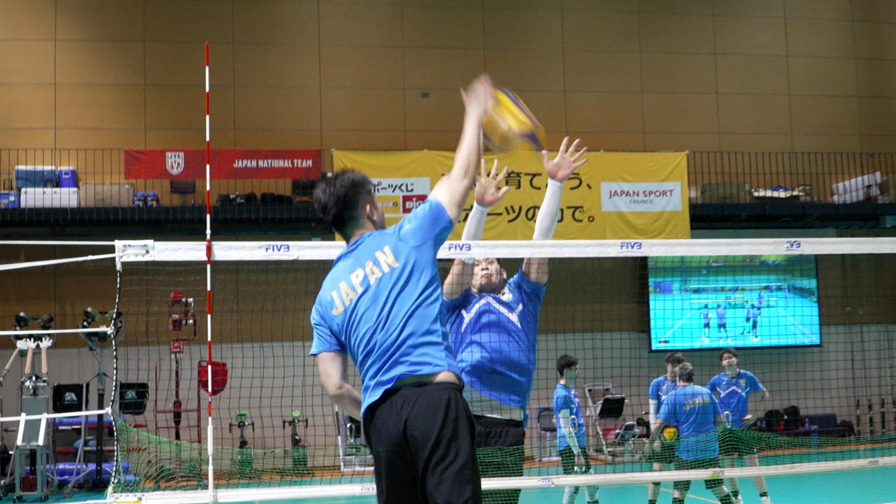 ブロック練習をする代表選手（C）JVA