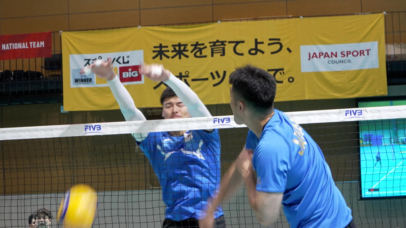ブロック練習をする代表選手（C）JVA