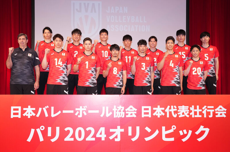 2024年7月8日、パリ五輪壮行会。前列左から男子日本代表のフィリップ・ブラン監督、石川祐希、西田有志、関田誠大、深津旭弘、宮浦健人、山本智大、後列左から山内晶大、小野寺太志、高橋健太郎、富田将馬、高橋藍、甲斐優斗、大塚達宣