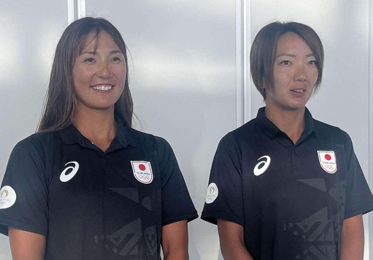 取材に応じるビーチバレー女子の長谷川（左）と石井（撮影・勝部晃多）