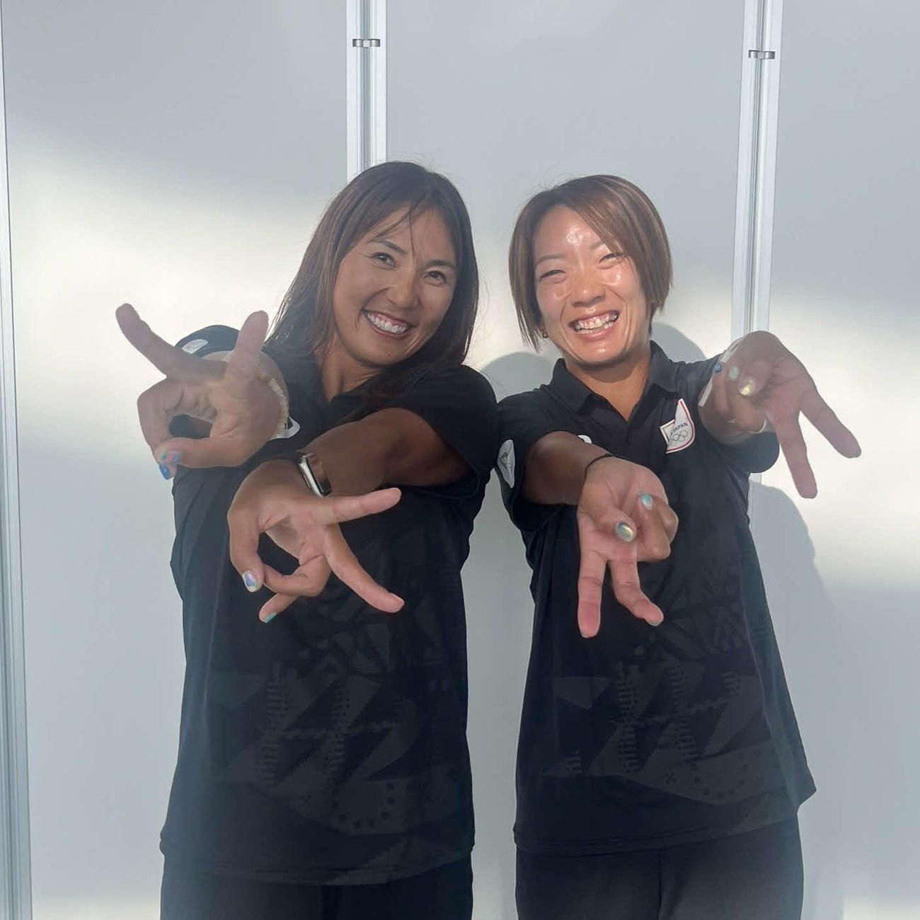 ポーズを取るビーチバレー女子の長谷川（左）と石井（撮影・勝部晃多）