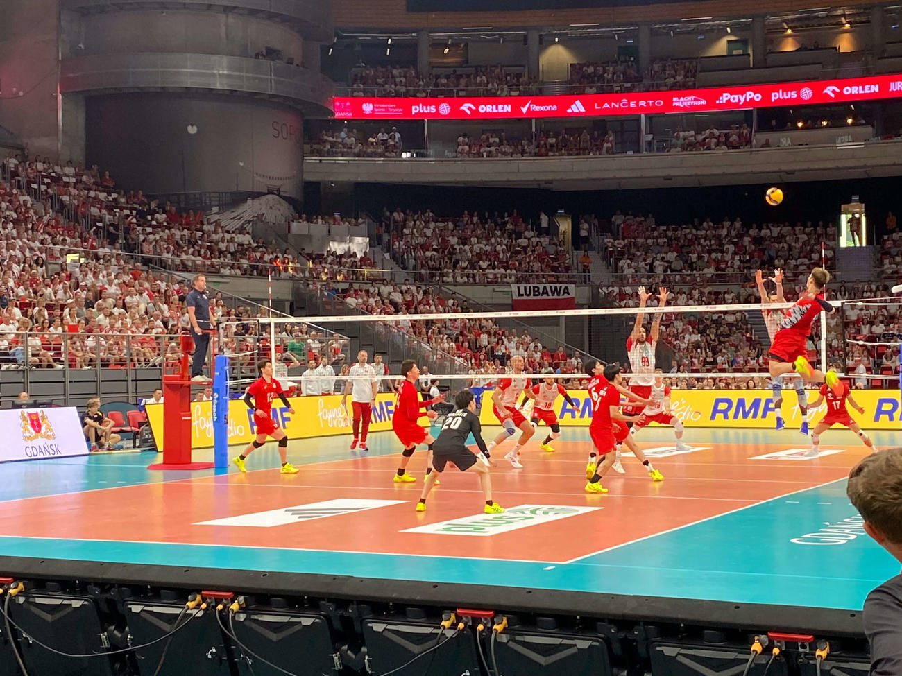 ポーランドとの強化試合でスパイクを打つ西田（C）JVA