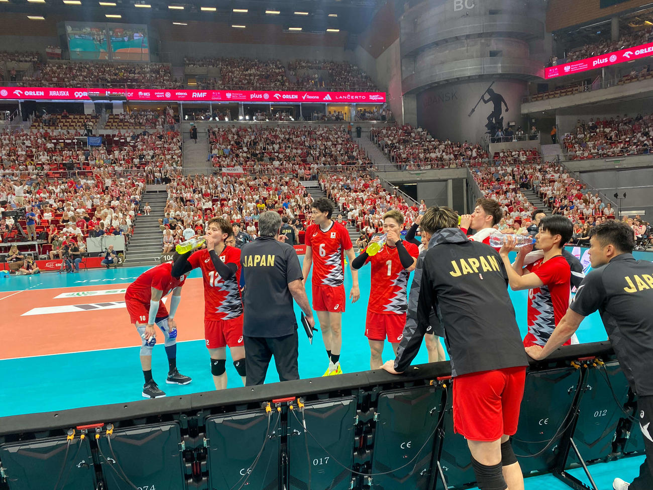 ポーランドとの強化試合で水分補給を行う日本代表（C）JVA
