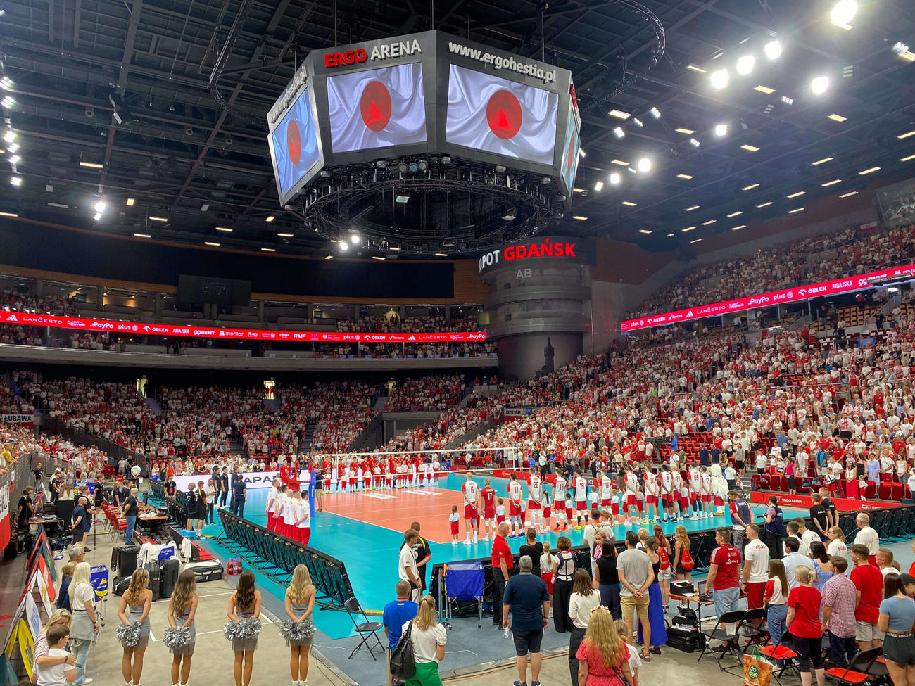 ポーランドとの強化試合で日本国歌を斉唱する会場（C）JVA