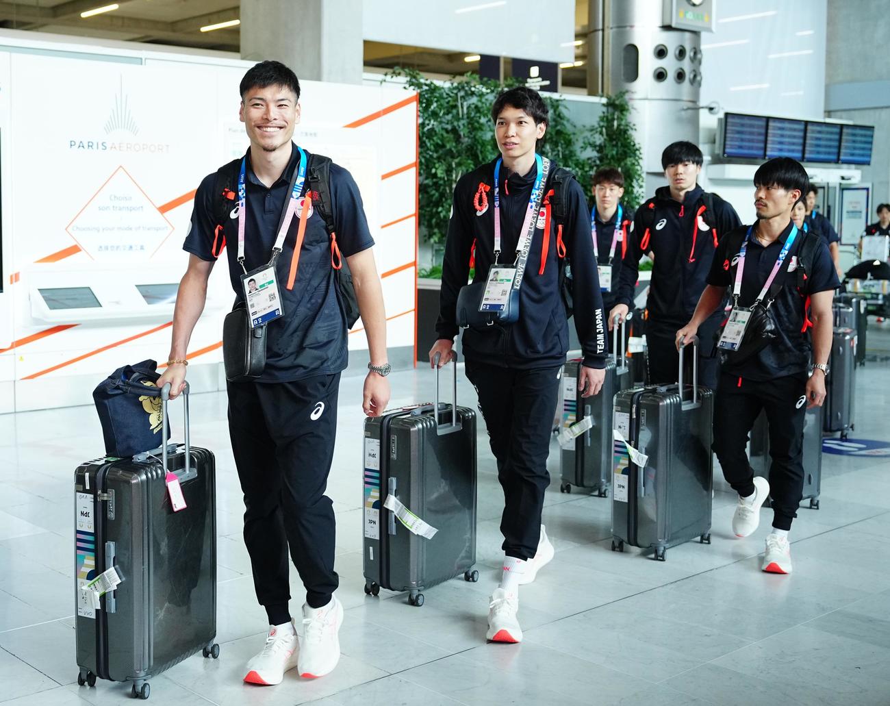 シャルル・ド・ゴール空港に到着した高橋健（左）らバレーボール日本代表の選手たち（撮影・垰建太）