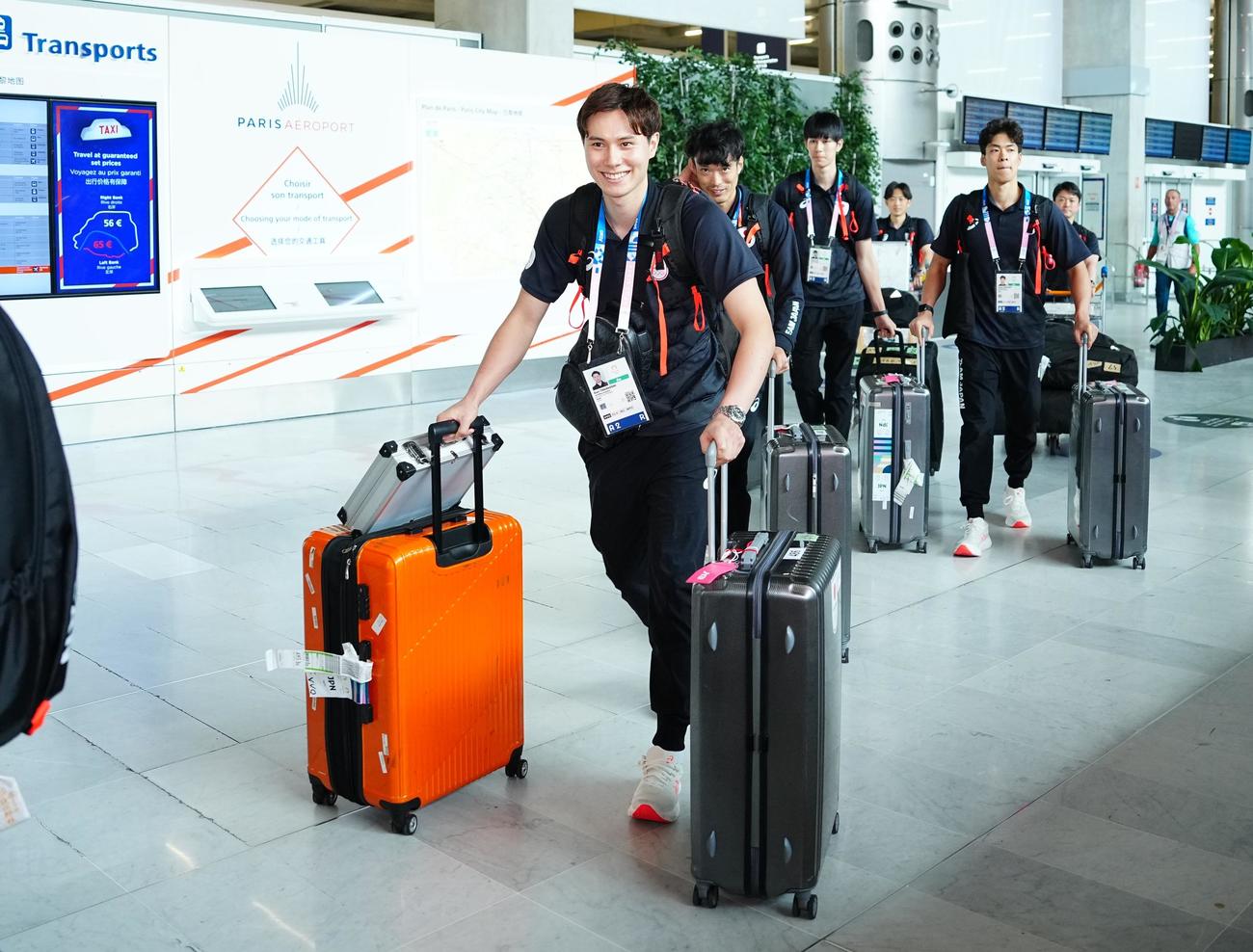 シャルル・ド・ゴール空港に到着した高橋藍らバレーボール男子日本代表（撮影・垰建太）