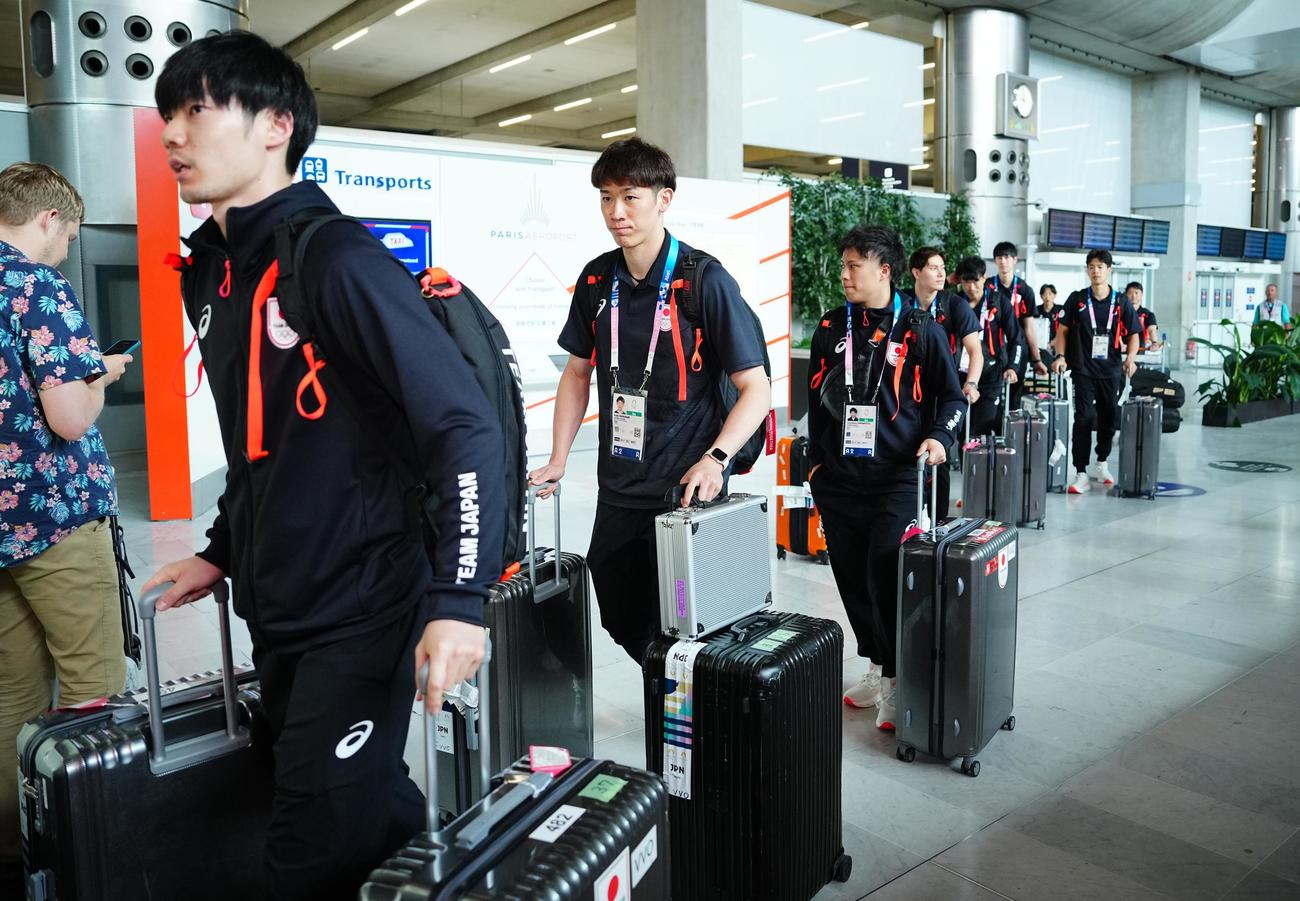 パリ五輪　シャルル・ド・ゴール空港に到着した石川（左から2人目）ら（撮影・垰建太）