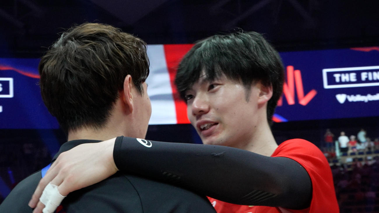 VNLファイナルラウンドで高橋藍（左）と抱き合う大塚（C）JVA
