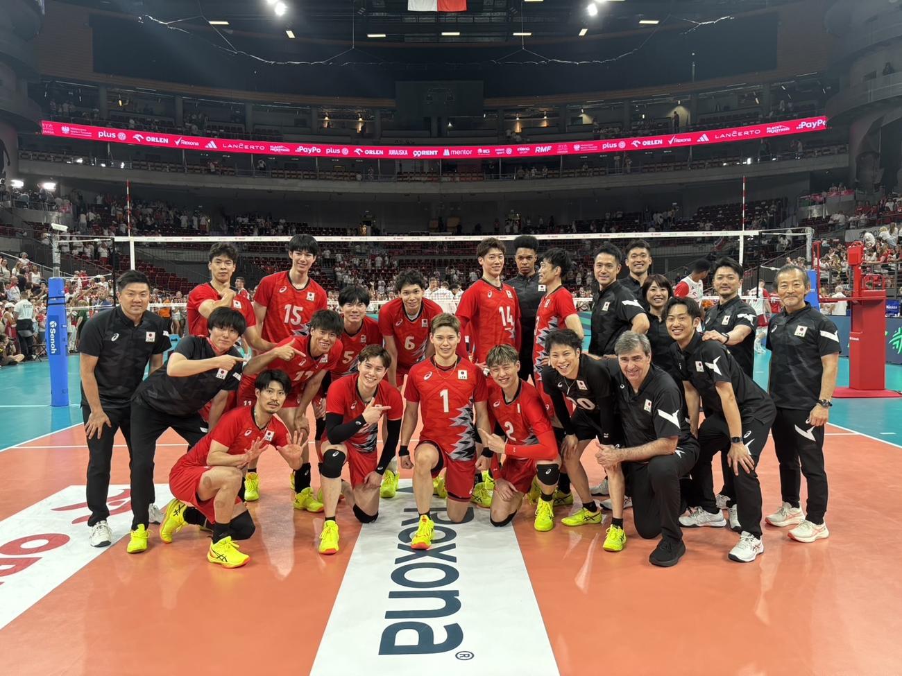ポーランドと練習試合を行い、写真に納まる男子代表（C）JVA