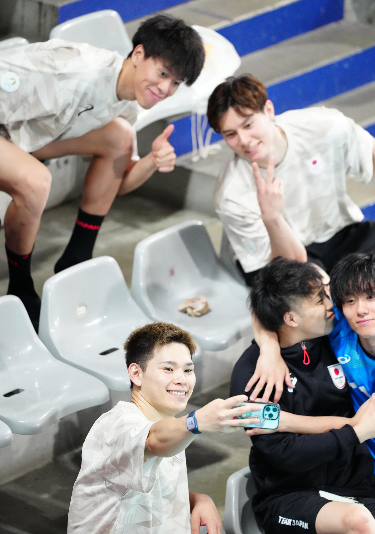 練習後、記念撮影する西田（左下）らバレーボール男子日本代表の選手たち（撮影・江口和貴）