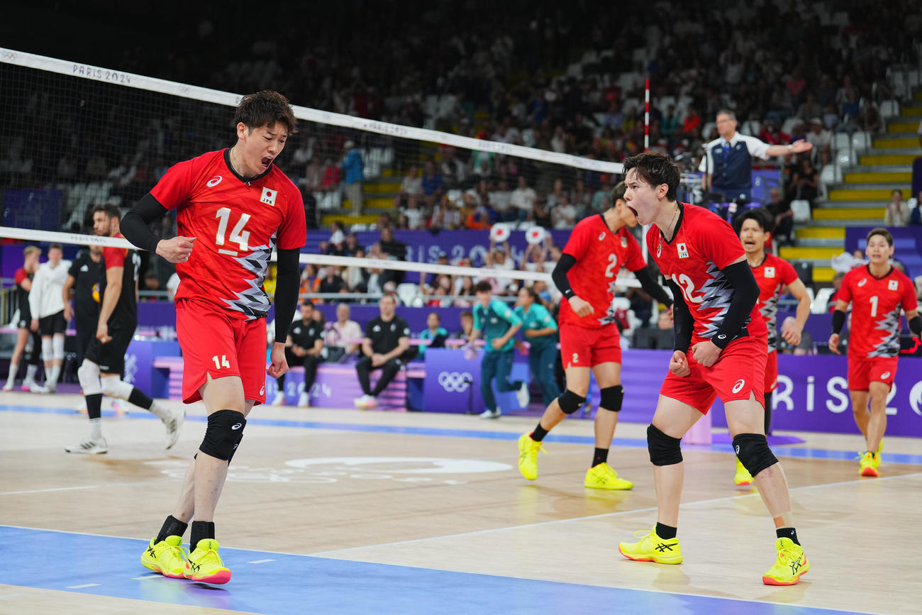日本対ドイツ　第1セット、得点し雄たけびをあげる石川（左）、高橋藍ら日本の選手たち（撮影・垰建太）