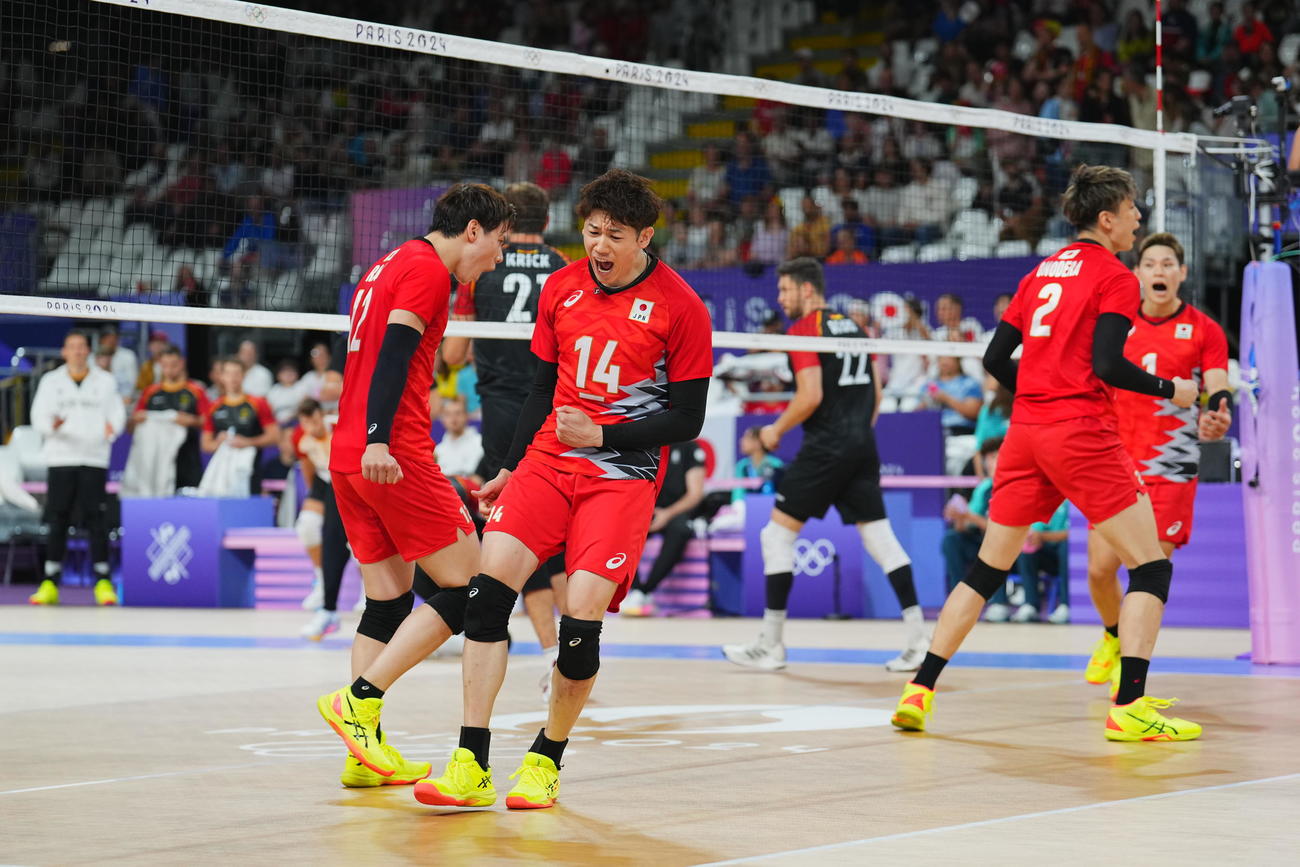 日本対ドイツ　第1セット、得点し雄たけびをあげる石川（左から2人目）ら日本の選手たち（撮影・垰建太）