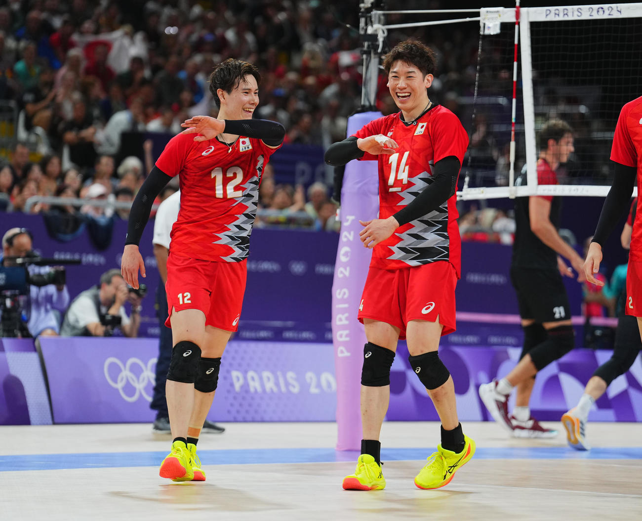 日本対ドイツ　第3セット、得点し笑顔でタッチを交わす石川（右）と高橋藍（撮影・垰建太）