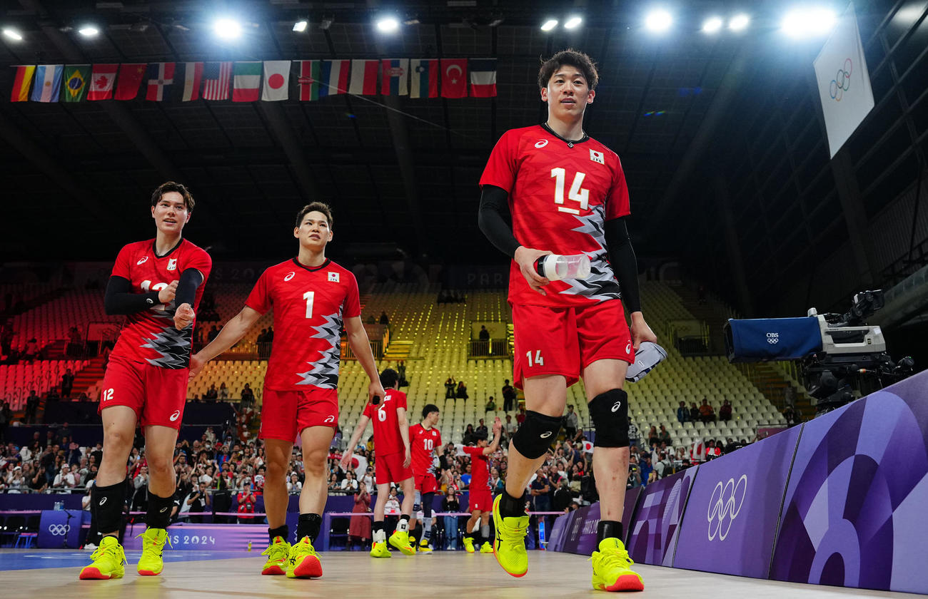 日本対ドイツ　フルセットの末、ドイツに敗れ引き揚げる石川（右）、西田（中央）、高橋藍ら日本の選手たち（撮影・垰建太）