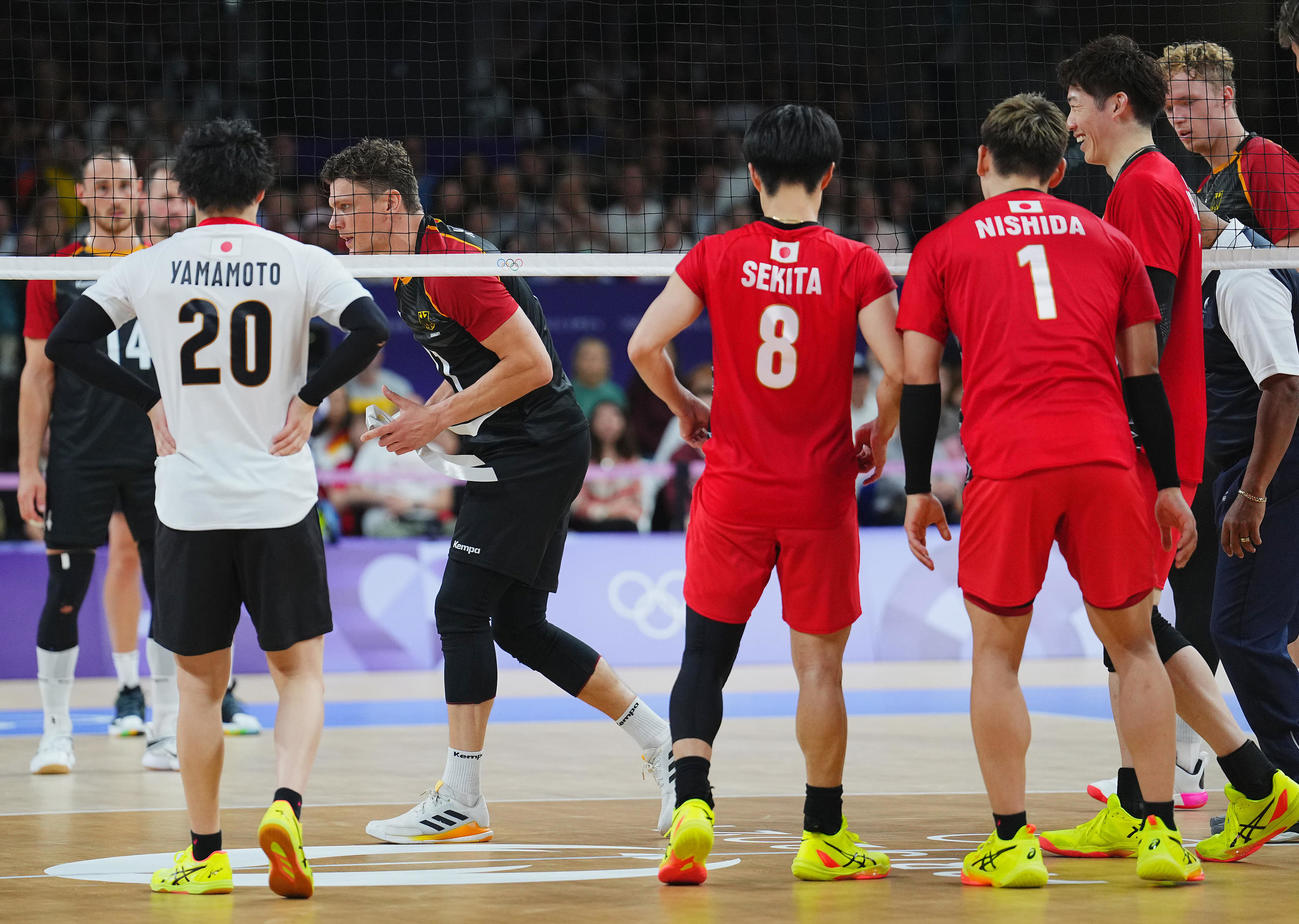 日本対ドイツ　試合中、コート上のテープを剥がすドイツの選手（撮影・垰建太）