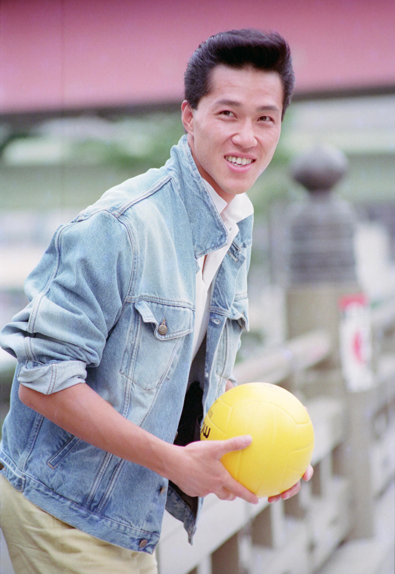 現役選手時代の川合俊一氏。さわやかな出で立ちで本紙インタビューに応える（1990年7月23日）