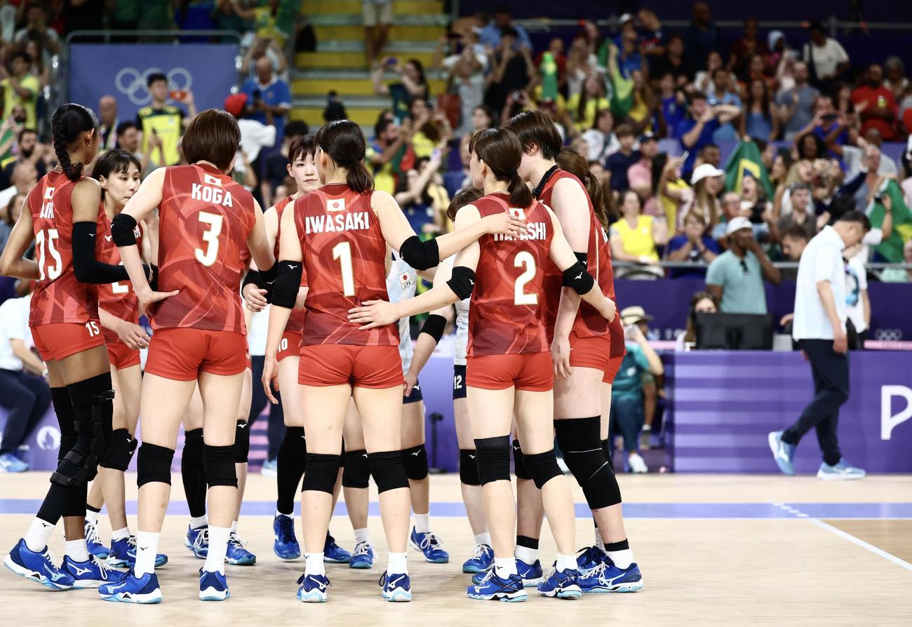 日本対ブラジル　ブラジルに敗れ円陣を組む日本（撮影・河田真司）